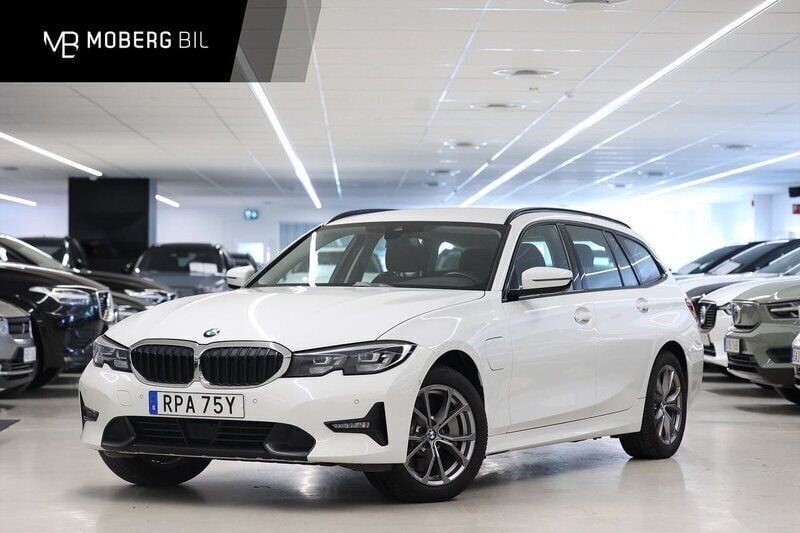 Vit Begagnad 2021 BMW 330e Sport Line Kombi | 249 900 kr (Superpris) - Bild 1/3