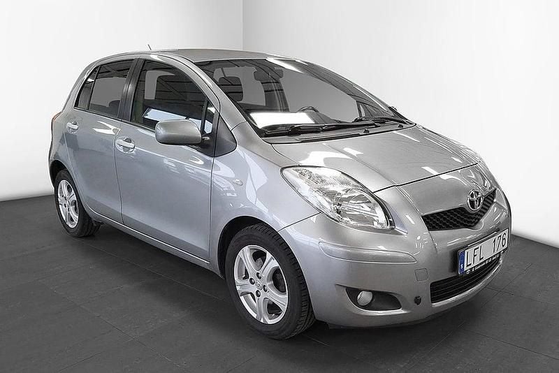 Begagnad Toyota Yaris 99 HK (72 kW) 2011 Grå Halvkombi