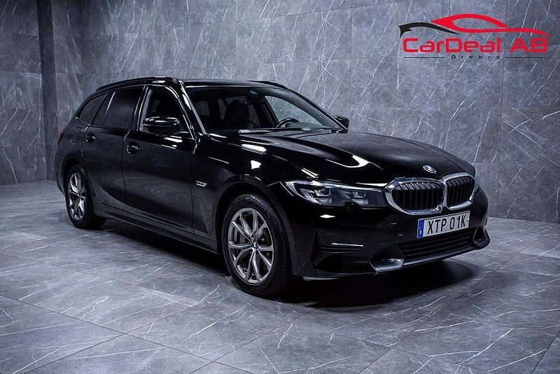 Svart Begagnad 2022 BMW 330e Sport Line Kombi | 209 800 kr (Superpris) - Bild 1/4