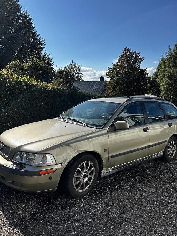 Brun Begagnad 2002 Volvo V40 Kombi | 8 500 kr (Superpris) - Bild 1/3