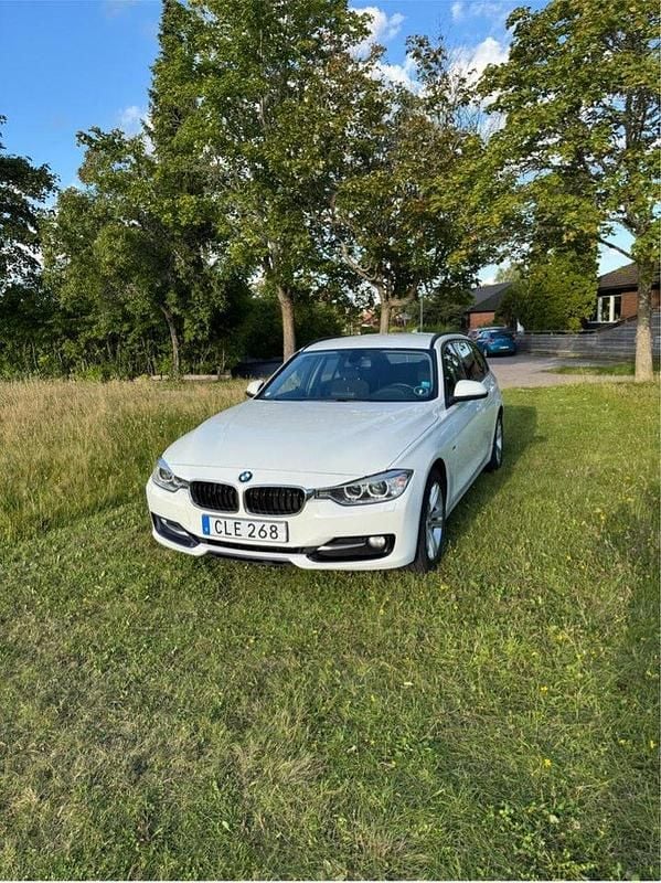 Vit Begagnad 2014 BMW 320 Sport Line Kombi | 135 000 kr (Bra pris) - Bild 1/4