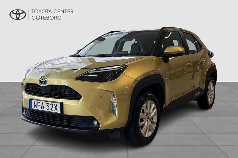Gul Begagnad 2024 Toyota Yaris Hybrid Active SUV | 269 900 kr (Marknadspris) - Bild 1/4