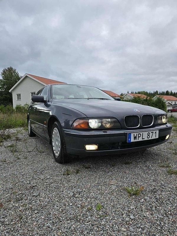 Grå Begagnad 2000 BMW 528 Kombi | 22 000 kr - Bild 1/4
