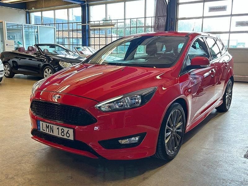 Röd Begagnad 2017 Ford Focus ST-Line Kombi | 137 000 kr (Dyr) - Bild 1/4