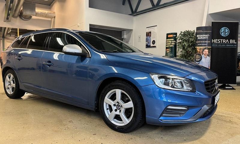 Blå Begagnad 2017 Volvo V60 R-Design Kombi | 159 900 kr (Dyr) - Bild 1/4