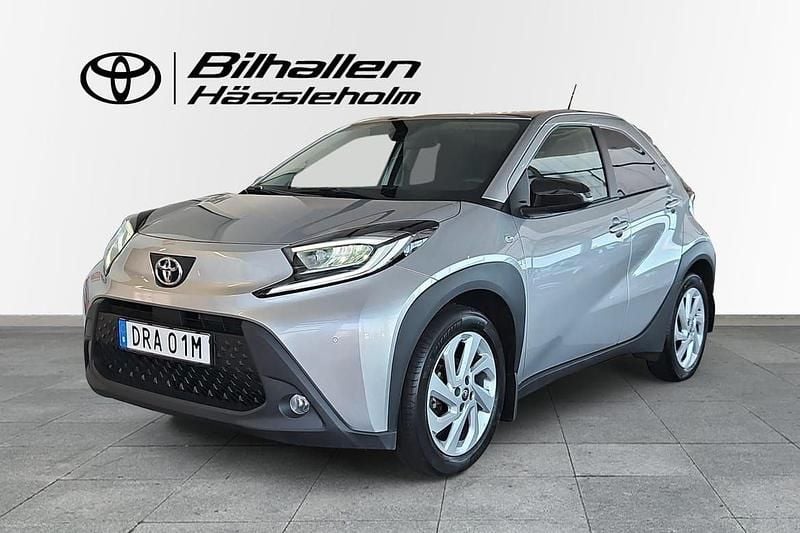 Silver Begagnad 2022 Toyota Aygo X-play Halvkombi | 164 900 kr (Marknadspris) - Bild 1/4