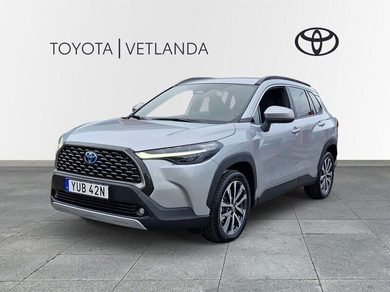 Silver (silvermetallic ) Begagnad 2024 Toyota Corolla Cross Style SUV | 379 000 kr (Marknadspris) - Bild 1/4