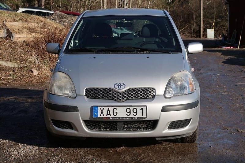 Begagnad Toyota Yaris 65 HK (47 kW) 2005 Silver Halvkombi