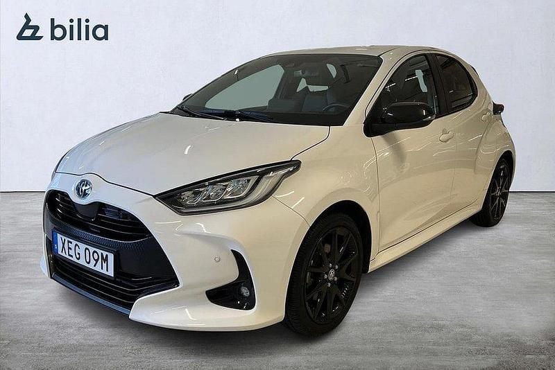 Vit Begagnad 2022 Toyota Yaris Hybrid Style Halvkombi | 229 900 kr (Marknadspris) - Bild 1/4