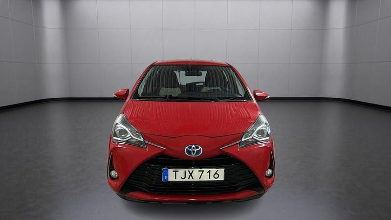 Begagnad Toyota Yaris Hybrid Active 101 HK (74 kW) 2018 Röd Halvkombi