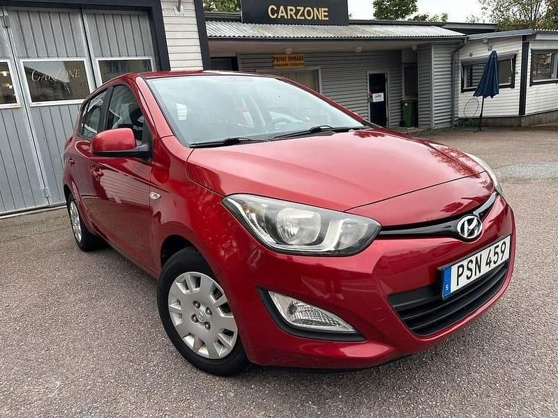 Röd Begagnad 2014 Hyundai i20 Select Halvkombi | 59 900 kr (Marknadspris) - Bild 1/4