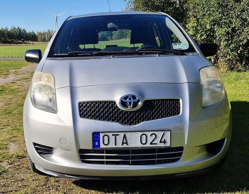 Silver Begagnad 2008 Toyota Yaris Halvkombi | 35 500 kr (Bra pris) - Bild 1/4