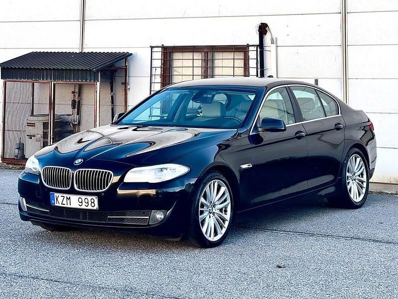 Svart Begagnad 2011 BMW 530 Sedan | 129 800 kr (Bra pris) - Bild 1/4