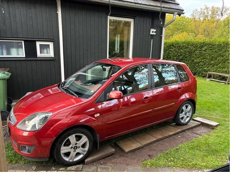 Röd Begagnad 2007 Ford Fiesta Halvkombi | 27 000 kr (Marknadspris) - Bild 1/4