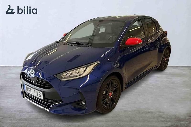 Mörkblå Begagnad 2021 Toyota Yaris Hybrid Style Halvkombi | 234 900 kr (Marknadspris) - Bild 1/1