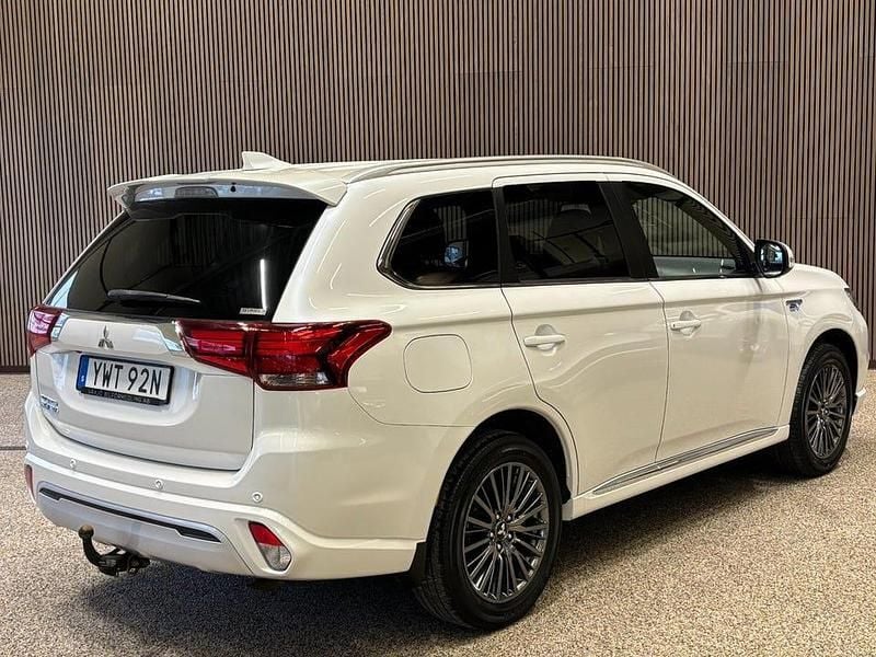 Begagnad Mitsubishi Outlander 224 HK (164 kW) 2020 Vit SUV