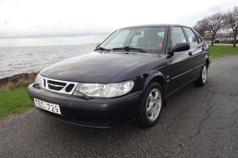 Mörkblå Begagnad 2002 Saab 9-3 Halvkombi | 69 000 kr - Bild 1/4