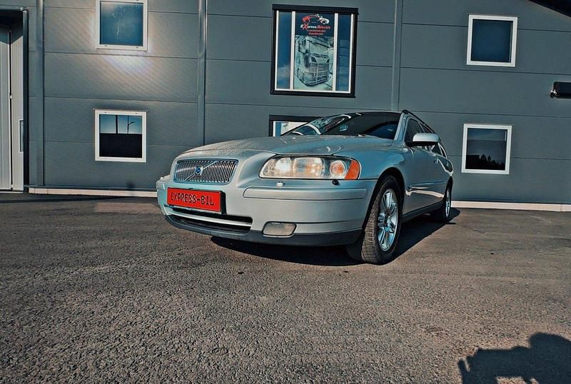 Ljusgrå (grå) Begagnad 2006 Volvo V70 Kinetic Kombi | 28 000 kr (Marknadspris) - Bild 1/4