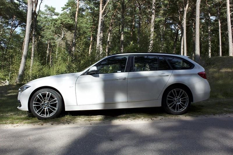 Vit Begagnad 2017 BMW 318 Sport Line Kombi | 165 000 kr (Marknadspris) - Bild 1/4