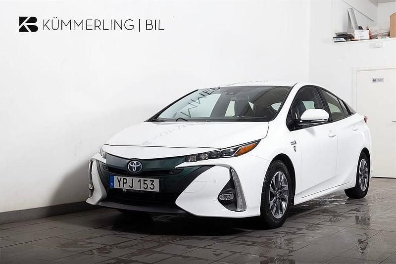 Vit Begagnad 2017 Toyota Prius Plug-in Hybrid Executive Halvkombi | 184 900 kr (Superpris) - Bild 1/4