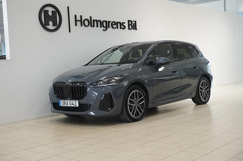 Grå Begagnad 2022 BMW 225 M Sport SUV | 339 900 kr - Bild 1/4