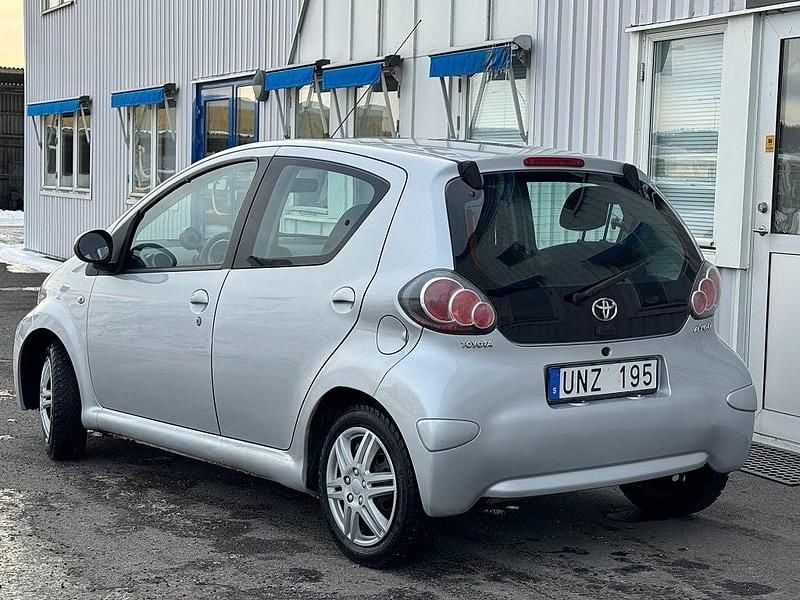 Begagnad Toyota Aygo 68 HK (50 kW) 2012 Silver Halvkombi