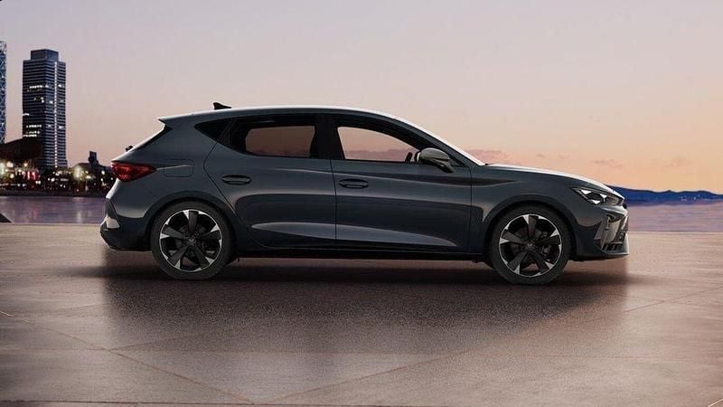 Blå (fiord blue) Ny 2025 Cupra Leon Halvkombi | 379 500 kr (Marknadspris) - Bild 1/3