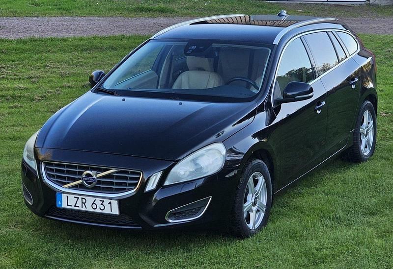 Svart Begagnad 2012 Volvo V60 Summum Kombi | 57 000 kr (Dyr) - Bild 1/4
