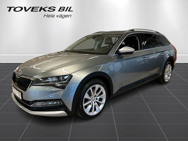 Grå (business grey metallic) Begagnad 2020 Skoda Superb Kombi | 329 000 kr (Lite dyr) - Bild 1/4