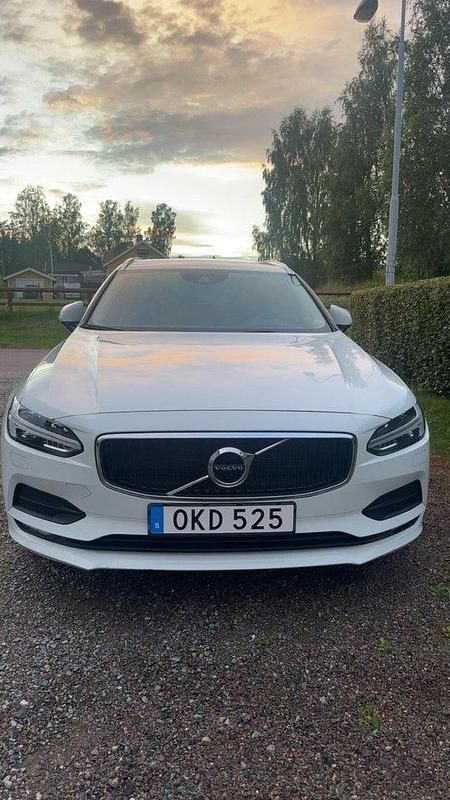 Begagnad Volvo V90 Momentum 190 HK (139 kW) 2017 Vit Kombi