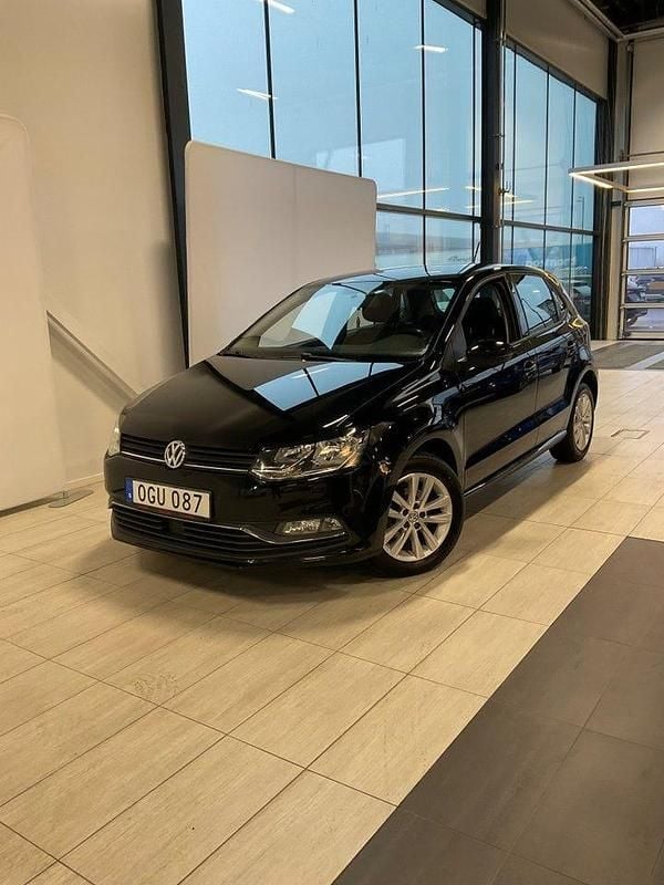 Svart Begagnad 2016 VW Polo Halvkombi | 86 800 kr (Marknadspris) - Bild 1/4