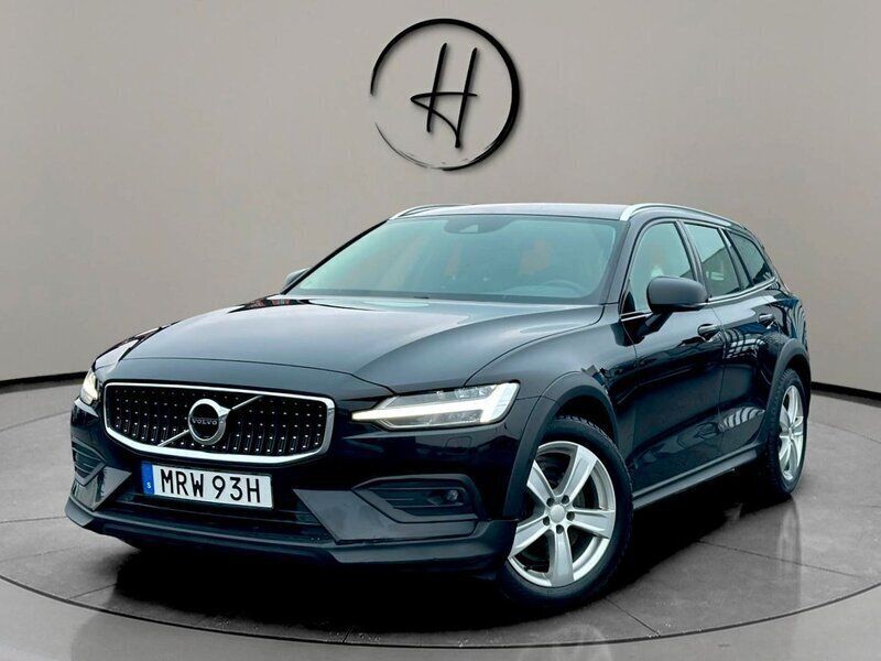 Svart Begagnad 2021 Volvo V60 CC SE Kombi | 325 000 kr (Marknadspris) - Bild 1/4