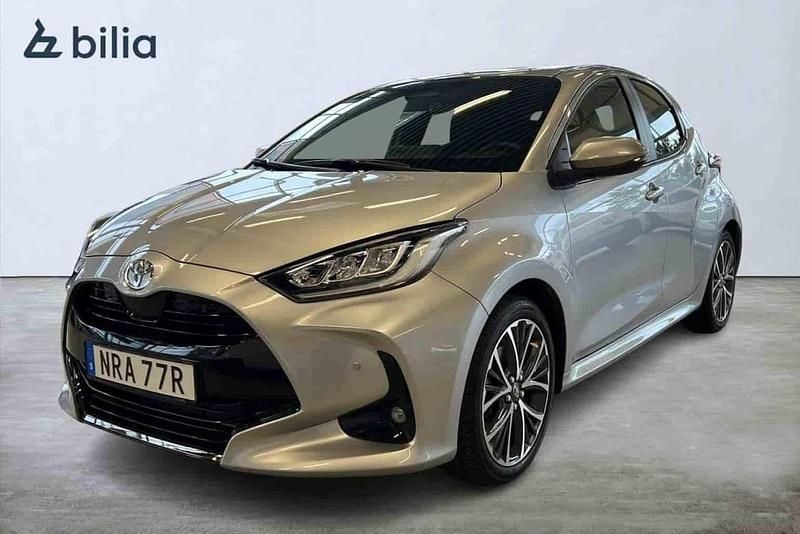 Silver Begagnad 2024 Toyota Yaris Hybrid Style Halvkombi | 319 900 kr - Bild 1/1