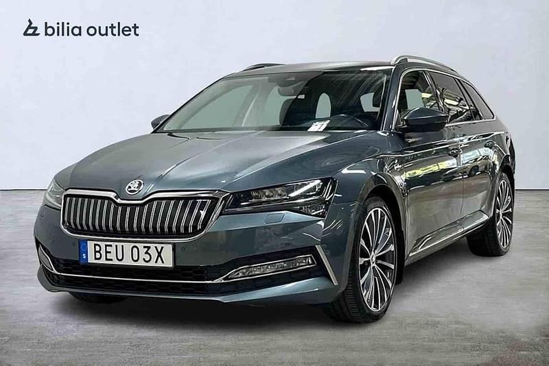 Grå Begagnad 2021 Skoda Superb Kombi | 259 900 kr - Bild 1/1