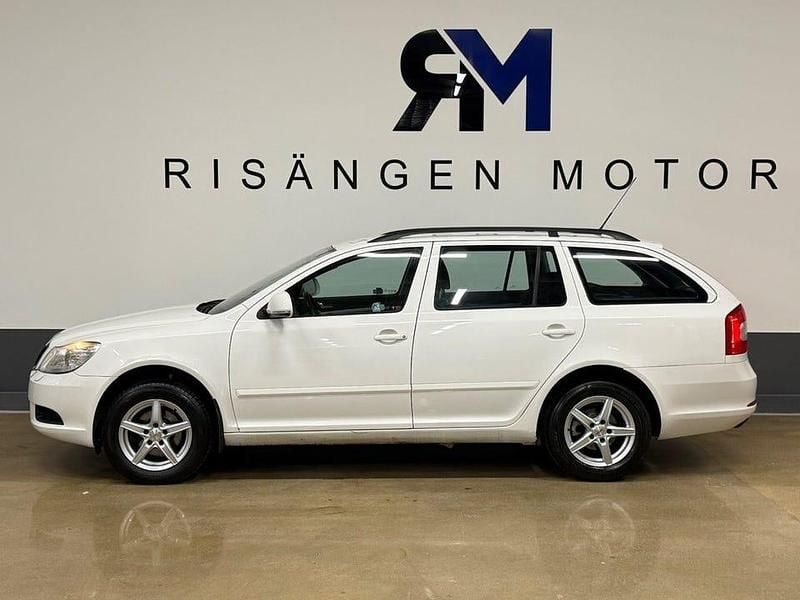 Begagnad Skoda Octavia Ambiente 105 HK (77 kW) 2009 Vit Kombi