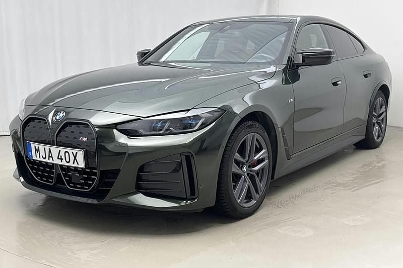 Grön Begagnad 2024 BMW i4 M Sport Sedan | 539 000 kr (Marknadspris) - Bild 1/4