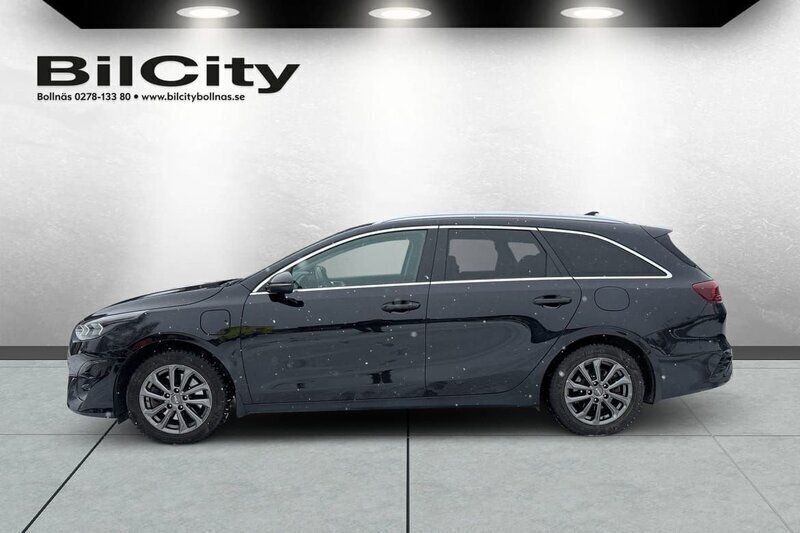 Svart Begagnad 2023 Kia Ceed Sportswagon Kombi | 289 000 kr (Dyr) - Bild 1/4