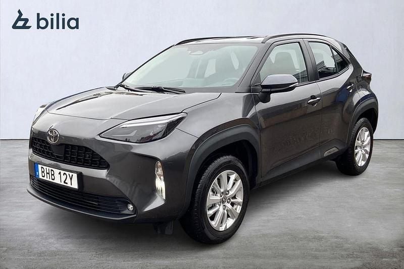 Mörkgrå (grå) Begagnad 2025 Toyota Yaris Hybrid Active SUV | 299 900 kr (Dyr) - Bild 1/3