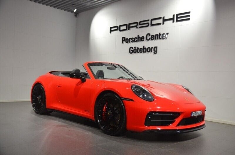 Flerfärgad (red) Begagnad 2023 Porsche 911 Carrera 4 GTS Cab | 1 899 000 kr (Bra pris) - Bild 1/4