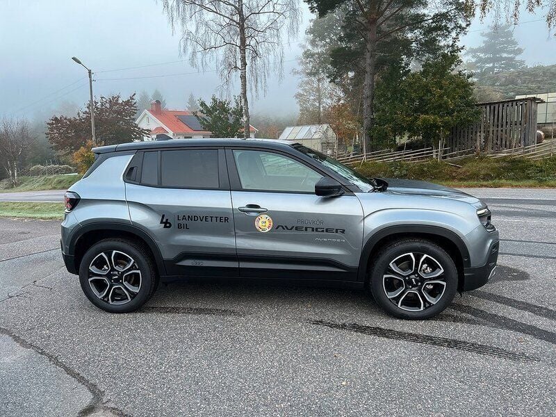 Begagnad Jeep Avenger EV Summit 115 kW (157 HK) 2023 Grå SUV