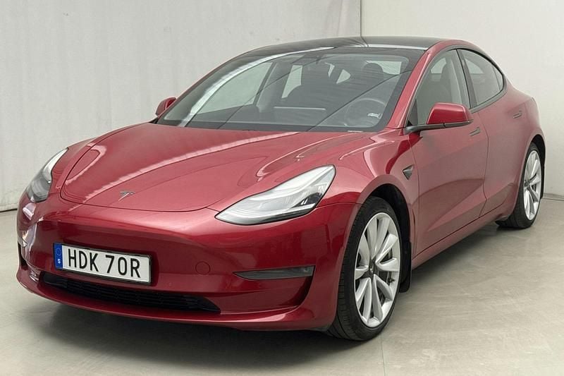 Röd Begagnad 2020 Tesla Model 3 Sedan | 210 000 kr (Marknadspris) - Bild 1/4