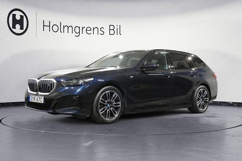 Carbon black metallic Begagnad 2025 BMW i5 M Sport Kombi | 699 500 kr (Marknadspris) - Bild 1/4