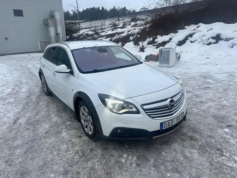 Begagnad Opel Insignia Country Tourer Business 163 HK (119 kW) 2014 Vit Kombi