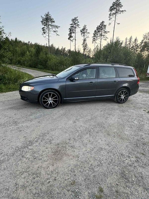 Grå Begagnad 2008 Volvo V70 Momentum Kombi | 59 000 kr (Marknadspris) - Bild 1/4