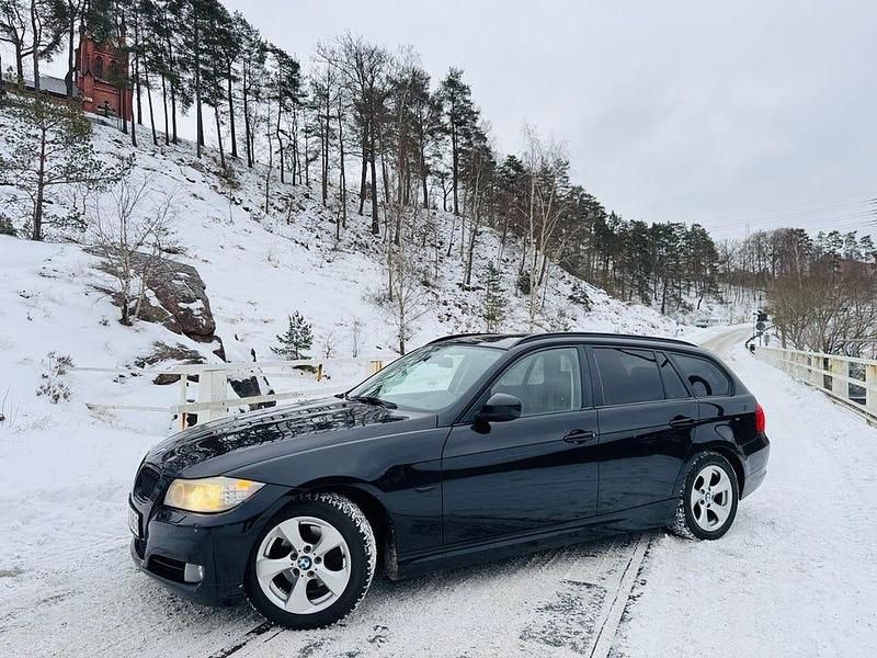 Begagnad BMW 320 170 HK (125 kW) 2011 Svart Kombi