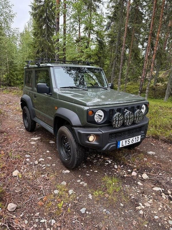 Grön Begagnad 2021 Suzuki Jimny SUV | 319 500 kr (Marknadspris) - Bild 1/4