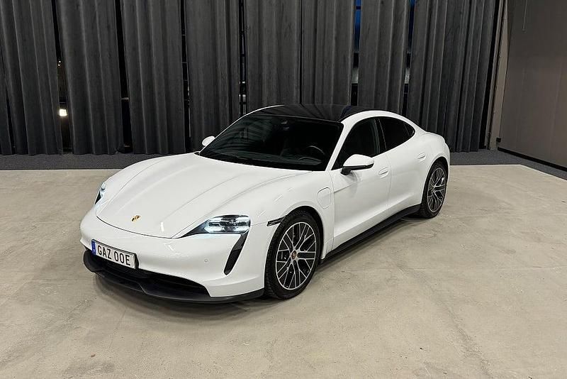 Vit Begagnad 2021 Porsche Taycan Sportkupé | 599 900 kr (Bra pris) - Bild 1/4