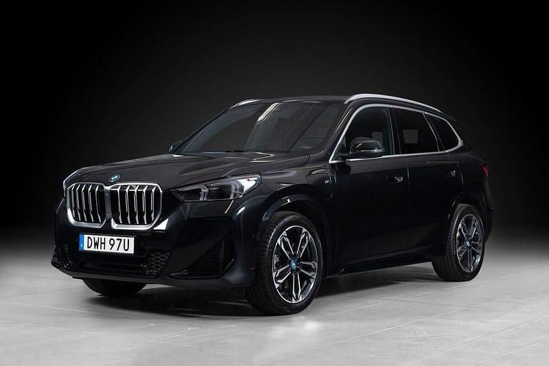 Safirsvart metallic Begagnad 2024 BMW X1 M Sport SUV | 579 000 kr - Bild 1/4
