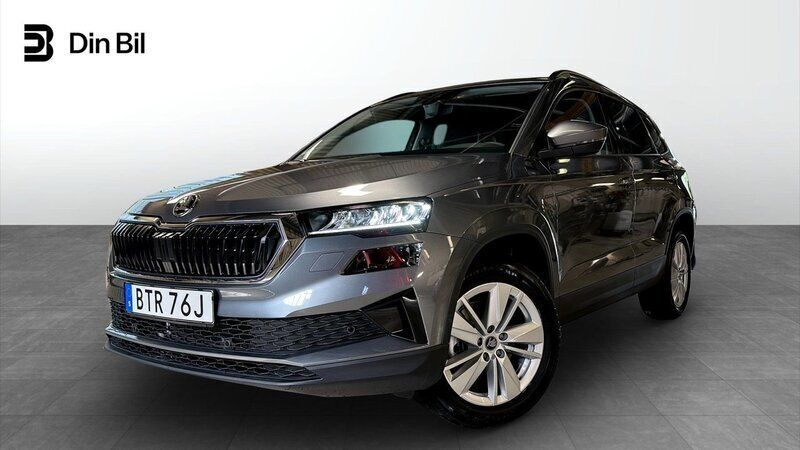 Grå (graphite grey metallic) Ny 2025 Skoda Karoq Selection SUV | 352 300 kr (Marknadspris) - Bild 1/4