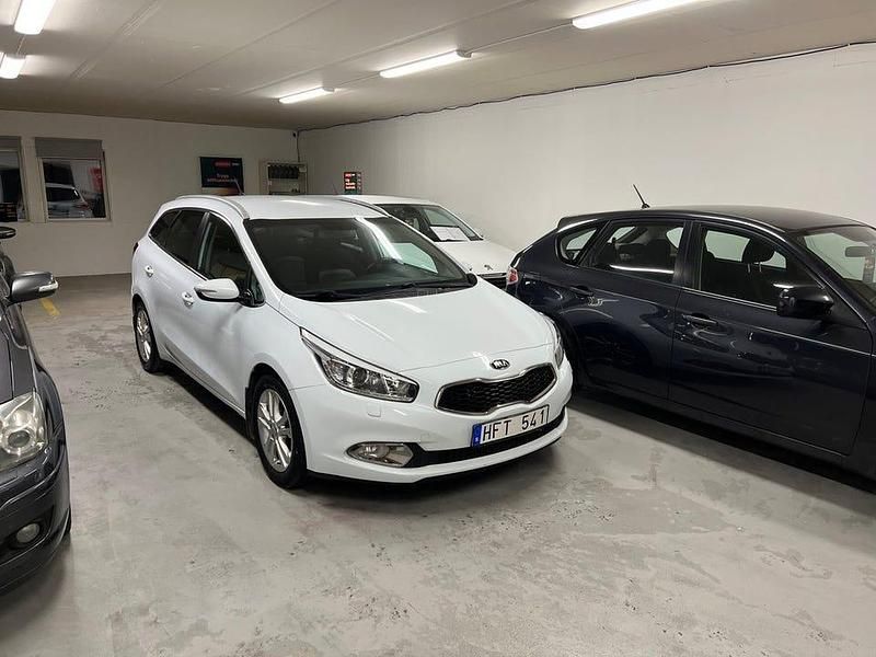 Vit Begagnad 2013 Kia Ceed Sportswagon Comfort Kombi | 69 900 kr (Marknadspris) - Bild 1/4